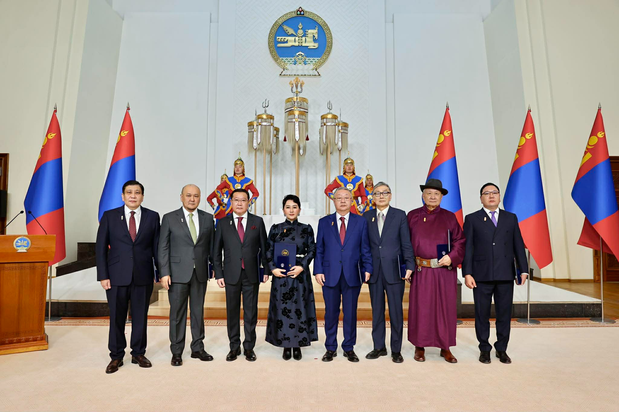 Дипломат албаны дээд цол хүртээлээ